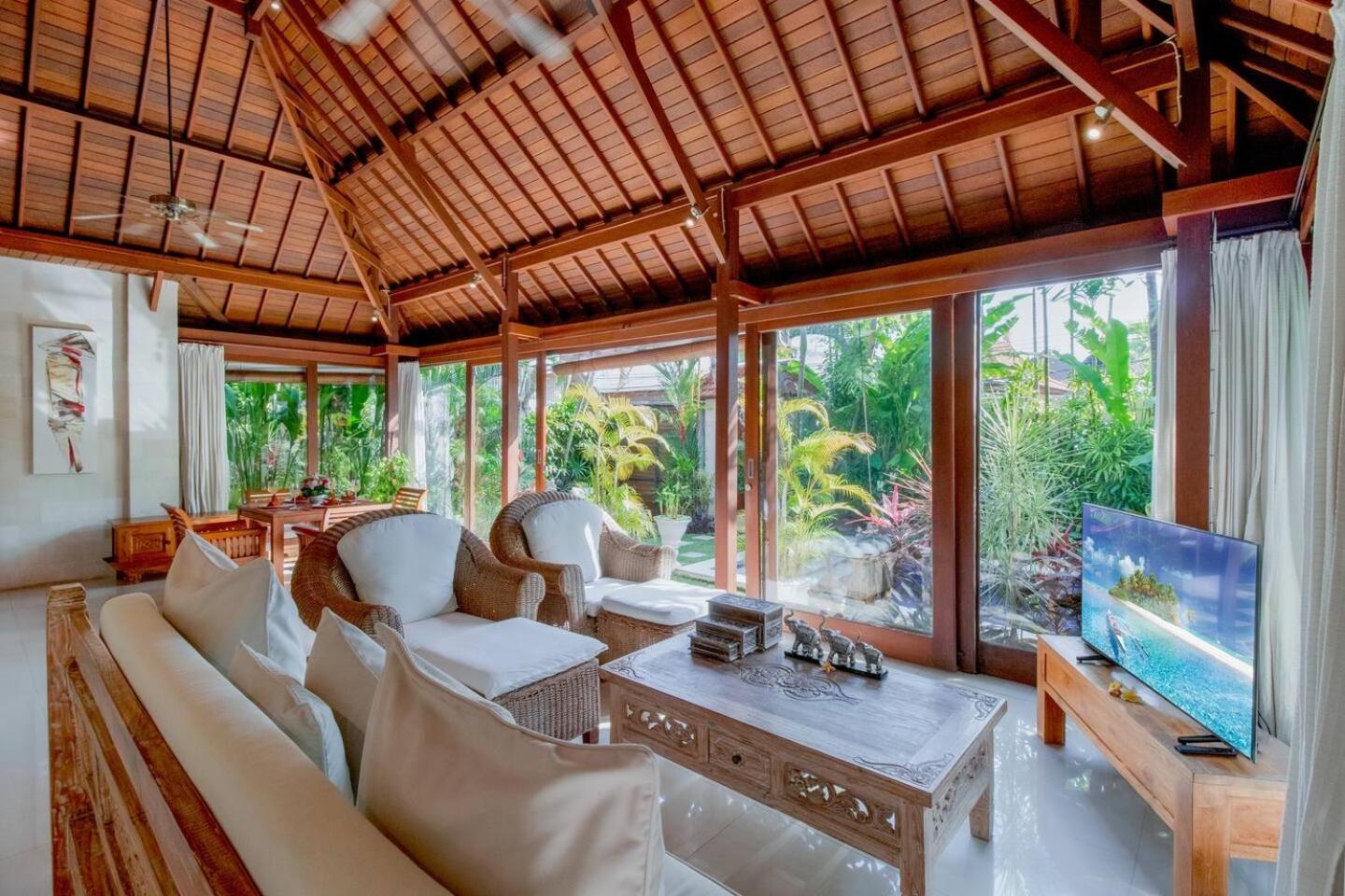 Heart Of Seminyak, 2Br, Sleeps 4, Walk To Bintang Villa Luaran gambar