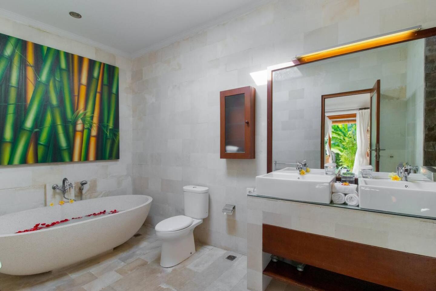 Heart Of Seminyak, 2Br, Sleeps 4, Walk To Bintang Villa Luaran gambar